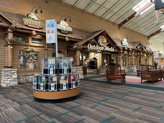 Great Lakes Crossing Outlets - Aug 7 2022 Photo (newer photo)